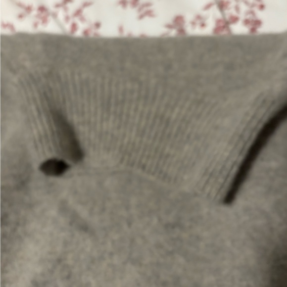 Uniqlo Women's Heather Gray Turtleneck Sweater - Picture 4 of 6